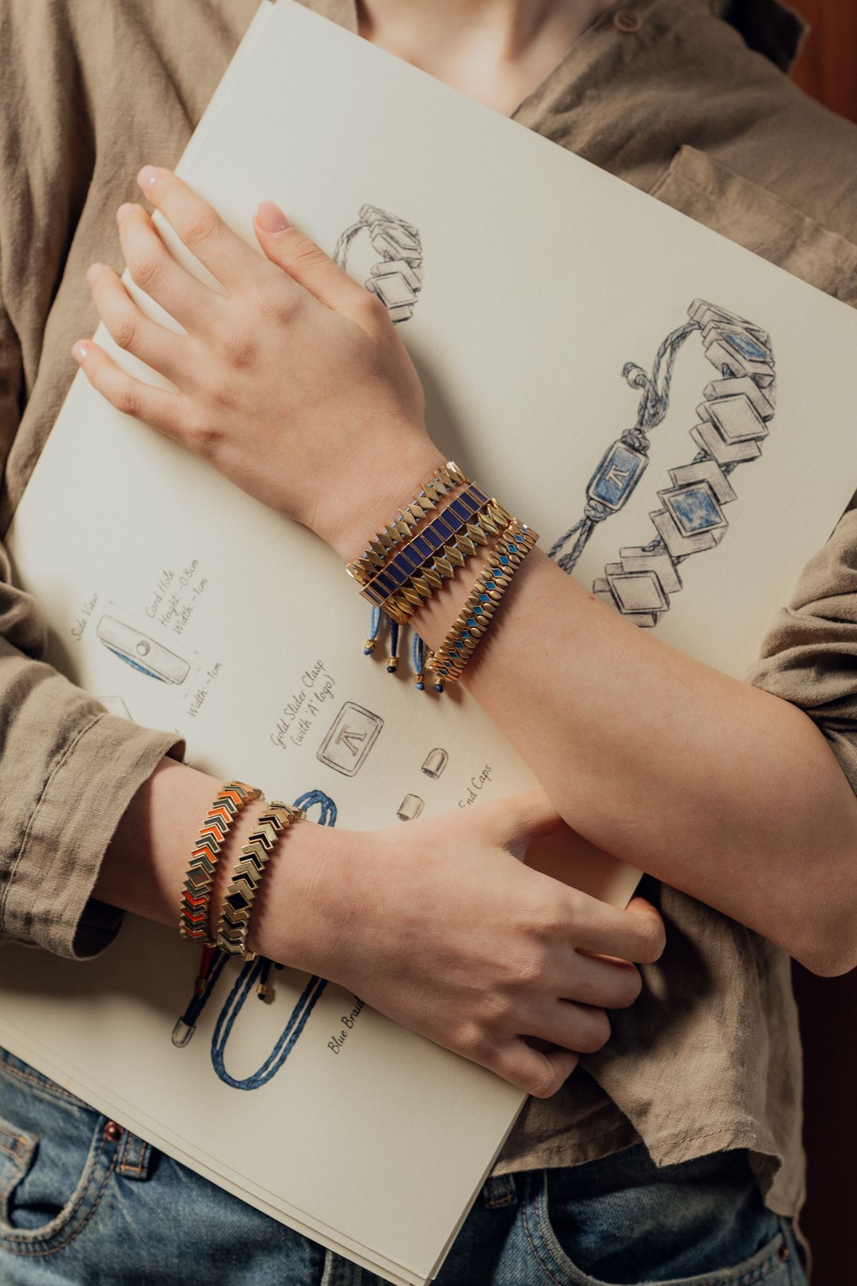 Designer al tavolo con bozzetti di bracciali