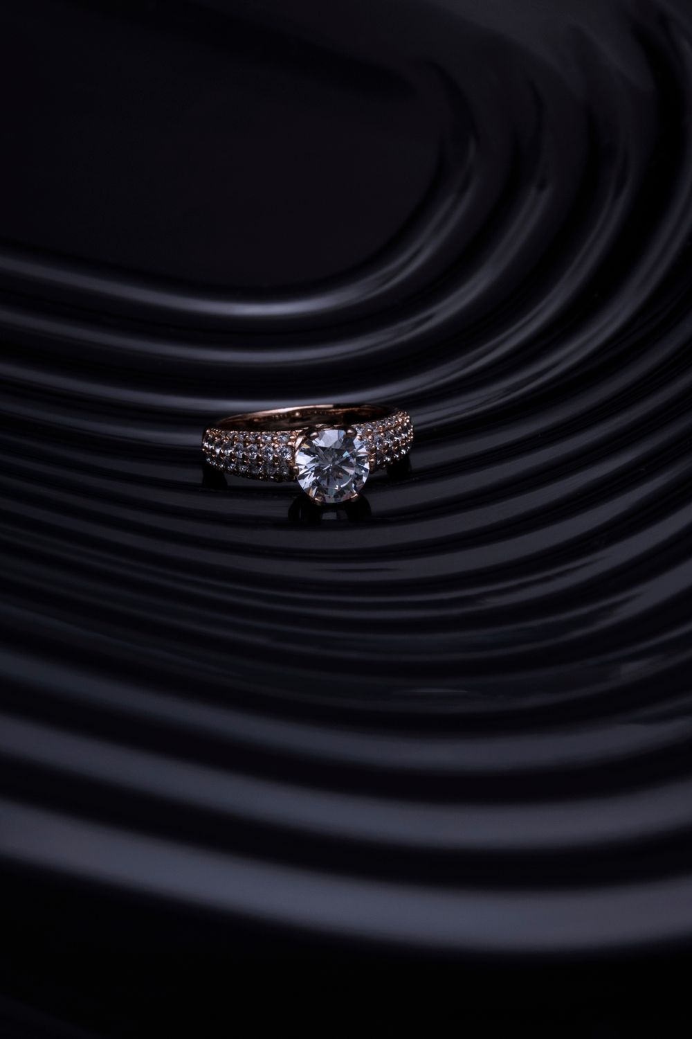 Anello in oro con diamante centrale e pavé laterale